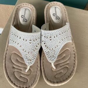 Mountain Sole sandals‎ / flip flops. White with sparkles. Size 9